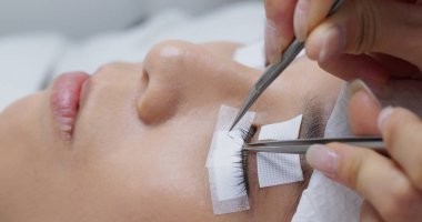 Kirpik uzatmalı güzel bir genç kadın.