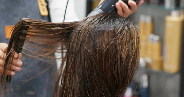 Parrucchiere asciugatura capelli donna in salone — Foto Stock