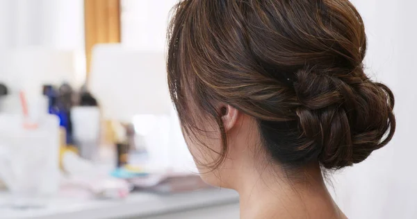 Maquiagem artista fazer um penteado para a noiva no salão — Fotografia de Stock