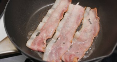 Kahvaltıda tavada kızarmış pastırma.