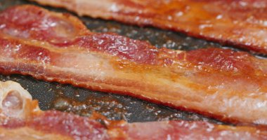 Kahvaltıda tavada kızarmış pastırma.