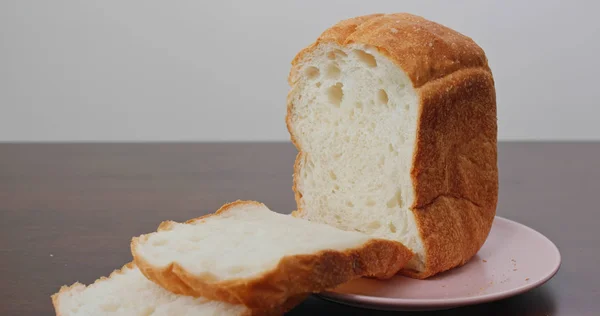 Κόψτε ένα λευκό ψωμί στο σπίτι — Φωτογραφία Αρχείου