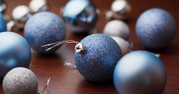 Χριστουγεννιάτικη μπάλα διακόσμηση δέντρου σε μπλε χρώμα — Φωτογραφία Αρχείου