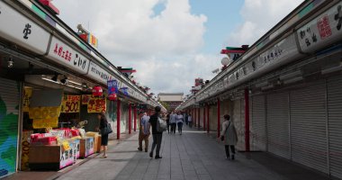 Tokyo, Japonya - 24 Haziran 2019: Sensoji tapınağında Nakamise