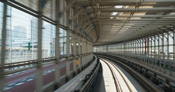 Tokyo, japan 07 juli 2019: yurikamome transit system in odaiba o — Stockfoto