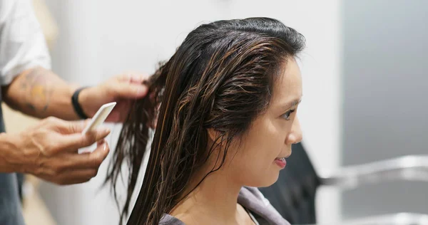Kobieta o leczeniu włosów w salonie fryzjerskim — Zdjęcie stockowe