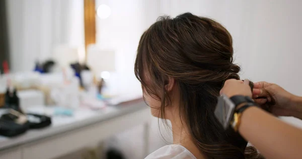 Kobieta mając fryzurę w salonie piękności — Zdjęcie stockowe
