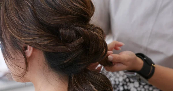Cabeleireiro criando um penteado para a noiva no salão — Fotografia de Stock