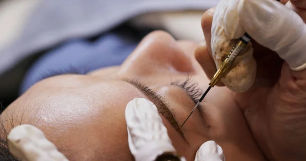 Young woman gets facial beauty procedure, microblading procedure — Stock fotografie