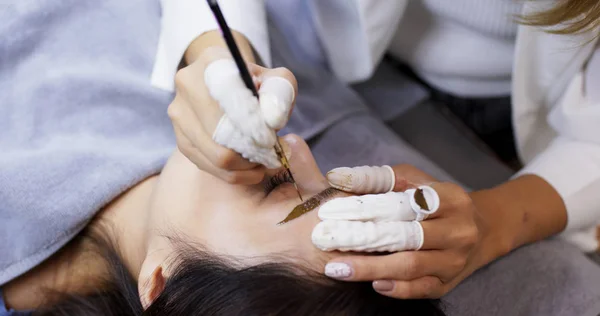 Mulher asiática recebe procedimento de beleza facial, procedimento de microblading — Fotografia de Stock