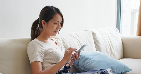 Vrouwelijk gebruik van mobiele telefoon thuis — Stockfoto