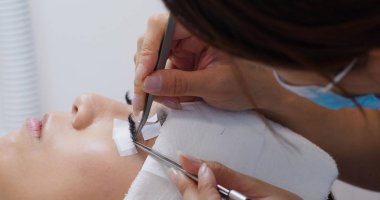 Güzellik salonunda kirpik uzantısı olan bir kadın.