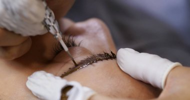 Kalıcı makyajda uzman bir güzellik uzmanı, kaş mikrobıçağı yapıyor.