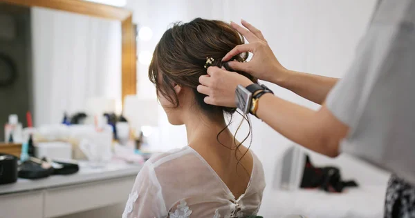 Cabeleireiro criando um penteado para o modelo feminino no salão — Fotografia de Stock