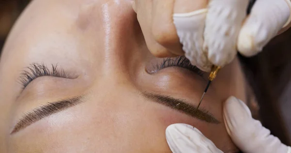 Jeune femme obtient la procédure de beauté faciale, procédure microblading — Photo