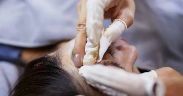 Especialista esteticista de maquiagem permanente fazendo microbladi sobrancelha — Fotografia de Stock