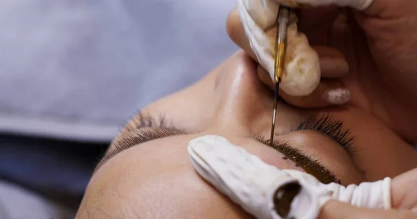 Especialista esteticista de maquiagem permanente fazendo microbladi sobrancelha — Fotografia de Stock