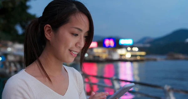 Kvinna användning av mobiltelefon i staden på natten — Stockfoto