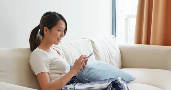 Woman use of mobile phone at home — Stock Photo, Image