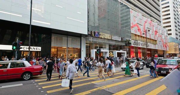 尖沙咀 2019年7月27日 人々は香港市内の道路を横断 — ストック写真