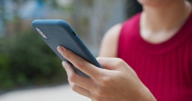 Şehirde kadın cep telefonu kullanımı