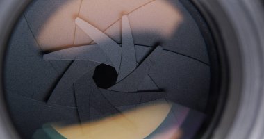 Kamera merceği açıklığı değiştiriliyor