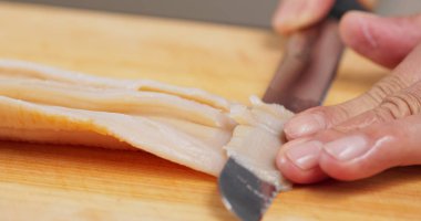 Tahtadan taze Geoduck kesiyorum.