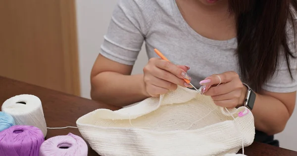 Mani donna a maglia con uncinetto a casa — Foto Stock