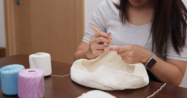 Tejido de manos femeninas con hilos blancos en casa — Foto de Stock