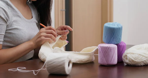 Mujer tejida con gancho de crochet y hilo en casa. — Foto de Stock