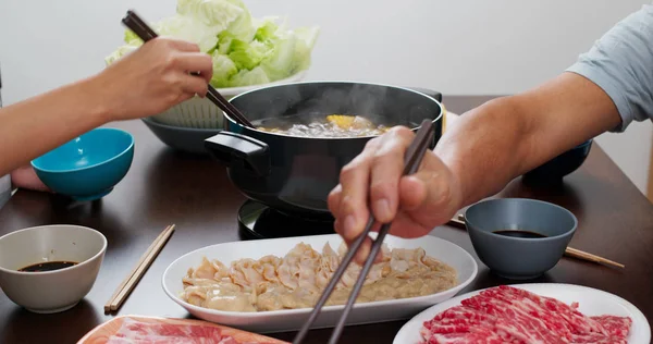 Chaudière chinoise avec la famille à la maison — Photo