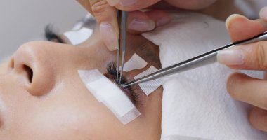 Güzellik salonunda kirpik uzantısı olan bir kadın.