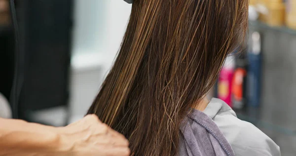 Mulher tendo tratamento de cabelo no salão de cabeleireiro — Fotografia de Stock