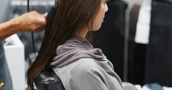Mujer que tiene tratamiento de alisado de cabello en peluquería —  Fotos de Stock