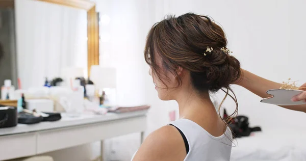 Cabeleireiro criando um penteado para a noiva no salão — Fotografia de Stock