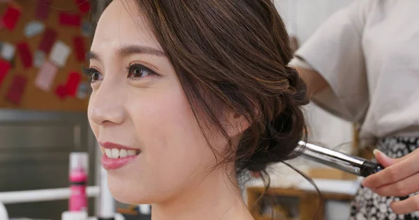 Hairdresser creating a hairstyle for bride in beauty salon — 图库照片