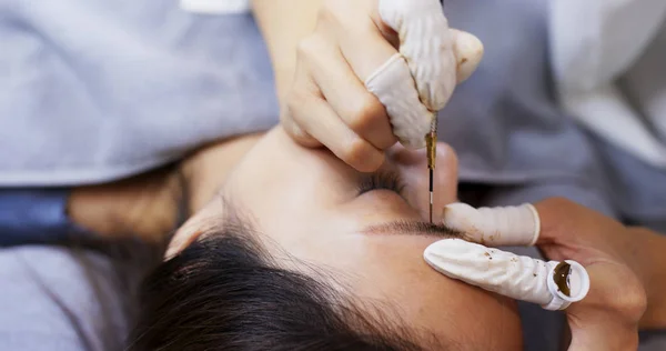 Azji kobieta mając microblading brwi w salonie piękności — Zdjęcie stockowe