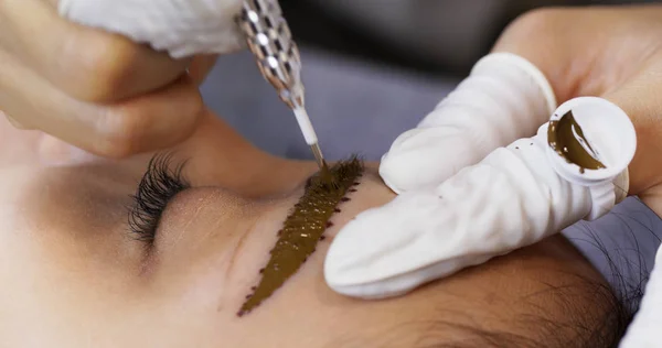 Asiatique femme ayant microblading sourcils dans un salon de beauté — Photo