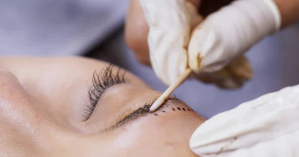 Esthéticienne spécialiste du maquillage permanent faisant sourcil microbladi — Photo
