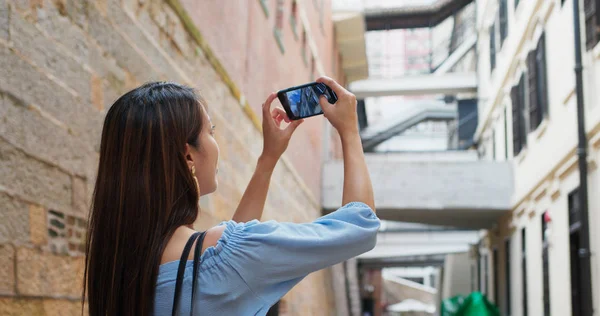 Vrouw toerist bezoek Hong Kong stad en neem foto op mobiele telefoon — Stockfoto