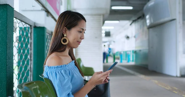 Mulher uso de telefone celular e esperar por balsa em Hong Kong — Fotografia de Stock