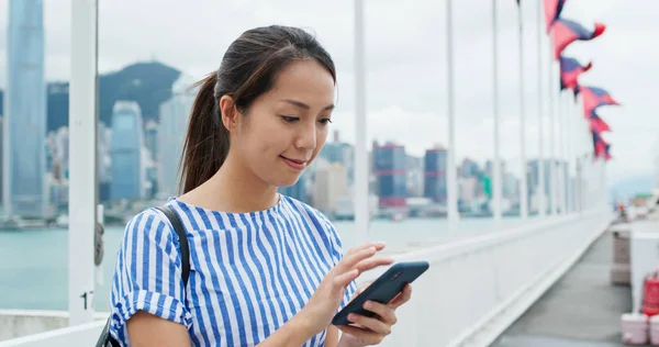 Mulher uso de telefone celular com o estacionamento de fundo — Fotografia de Stock