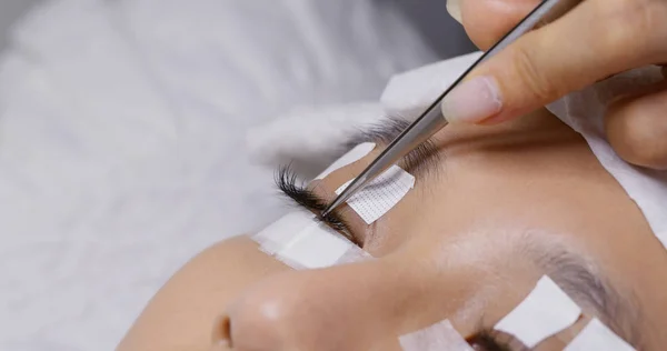 Asian woman with eyelash extension in beauty salon — Stock Photo, Image