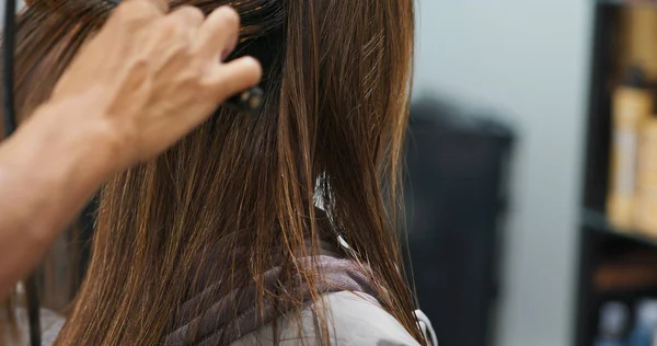 Жінка має випрямлення волосся лікування в перукарні — стокове фото