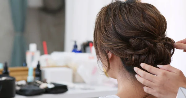 Maquillaje artista hacer un peinado para la novia en el salón —  Fotos de Stock