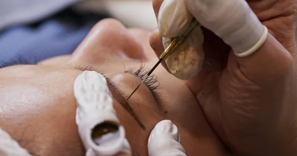 Estetista mani facendo microblading sopracciglio con ago inchiostro — Foto Stock