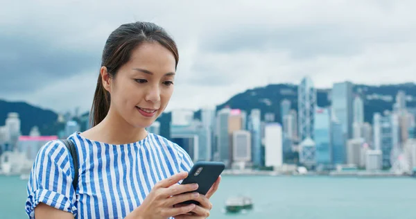 Sujetar mujer con bolsa de compras y uso de teléfono móvil — Foto de Stock