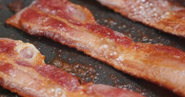 Kahvaltıda tavada kızarmış pastırma.