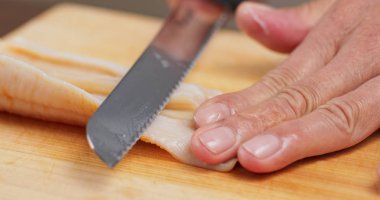 Tahtadan taze Geoduck kesiyorum.