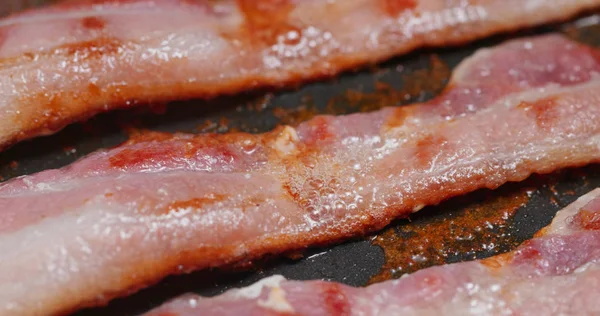 Cocinar con bacon en sartén — Foto de Stock